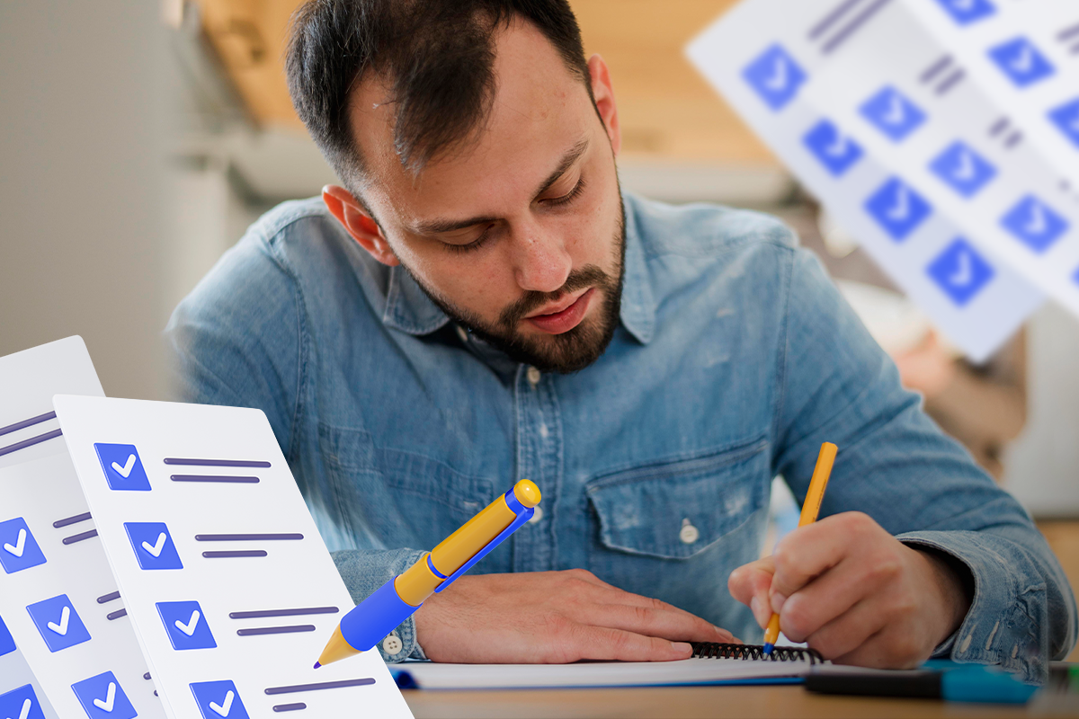 Homem sério sentado escrevendo em caderno com checklist digital à sua volta.